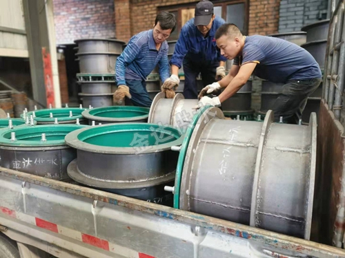 金達(dá)供水柔性防水套管裝車現(xiàn)場
